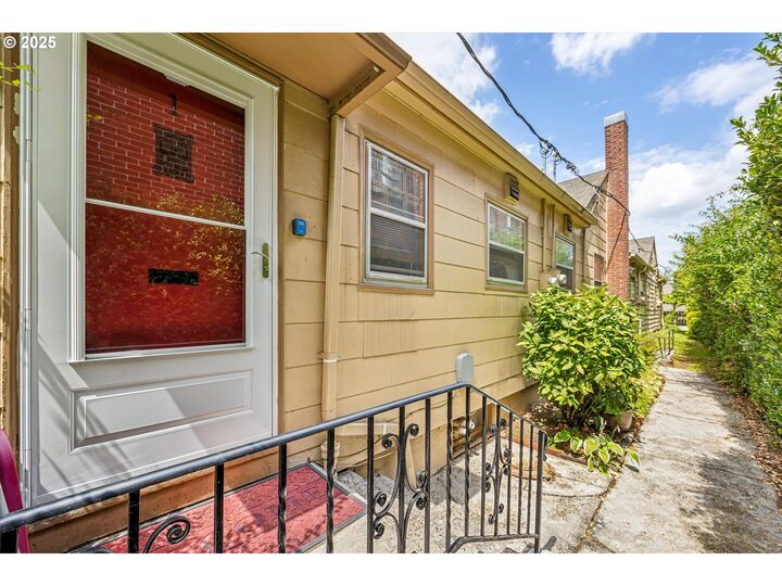 Property Photo:  2475 NW Raleigh St  OR 97210 