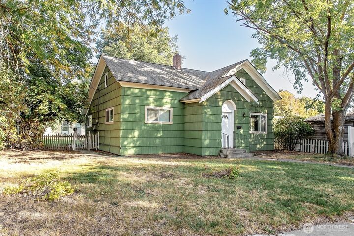 Property Photo:  504 504.5 N Sampson Street 1 & 2  WA 98926 