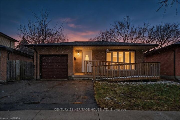 Photo de la propriété: 179 Banbury Road ON N3P 1E6