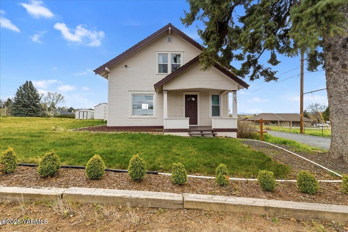 Property Photo:  740 Mapleway Rd  WA 98942 