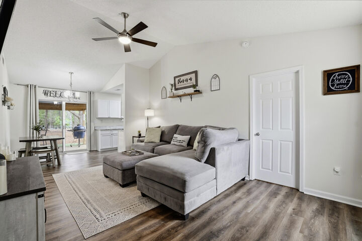 Property Photo: 91 Oakridge Way FL 32433