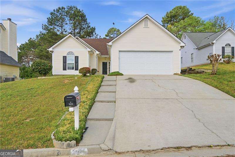 Property Photo: 5639 Isleworth Court GA 30349