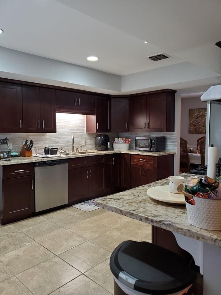 Property Photo:  5210 Honey Circle  TX 77004 