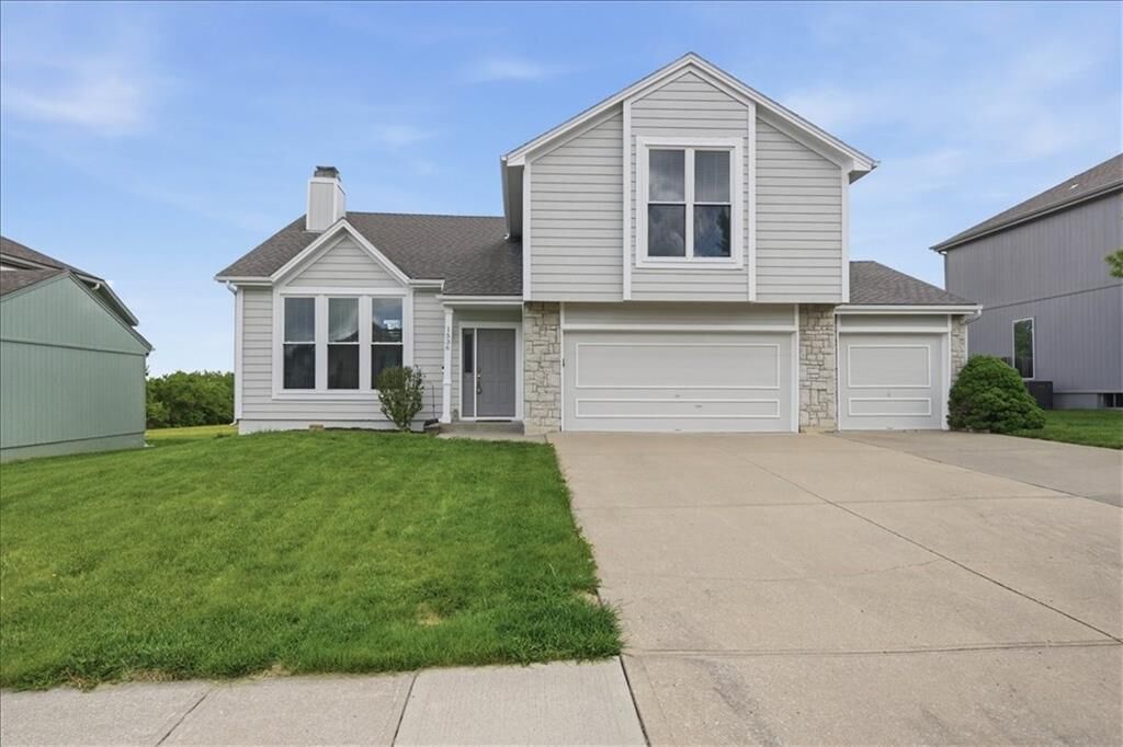 Property Photo:  1536 SE 11th Street  MO 64081 