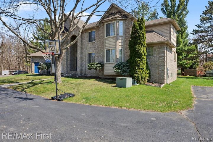 Property Photo:  20400 Robinway Drive  MI 48036 1833 