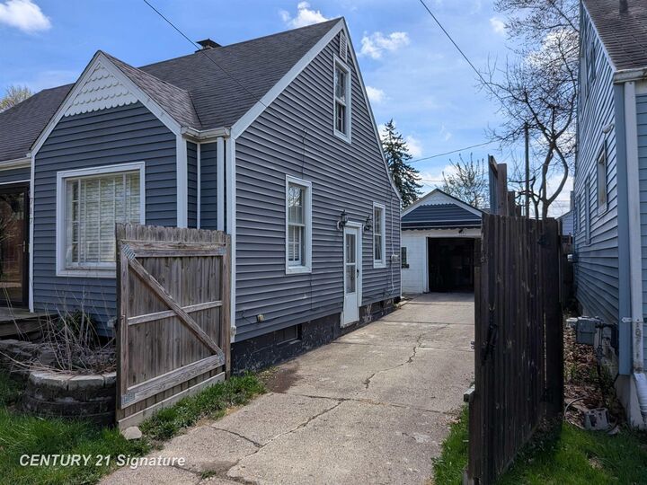 Property Photo:  717 Huron Street  MI 48507 