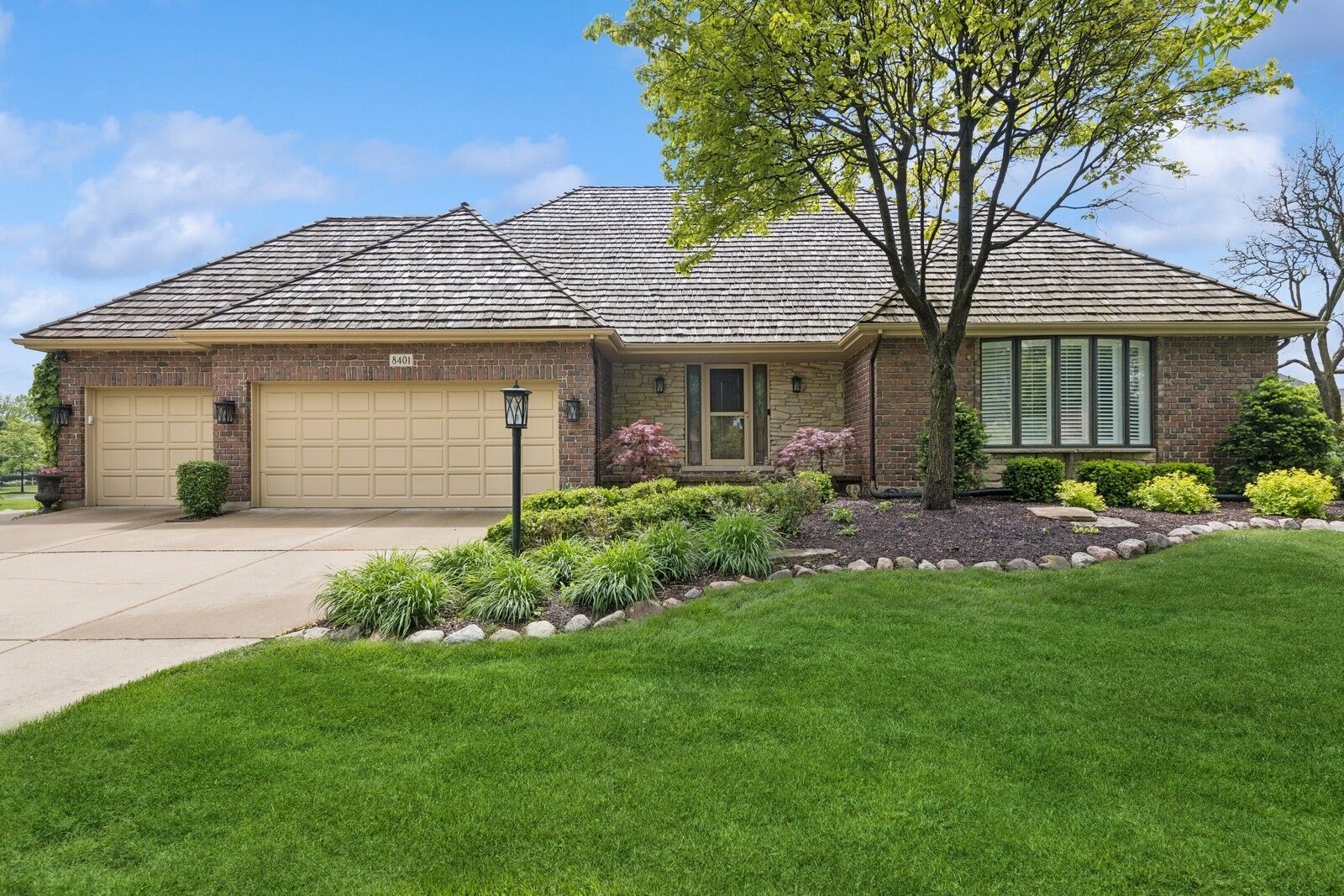 Property Photo:  8401 Golfview Drive  IL 60462 