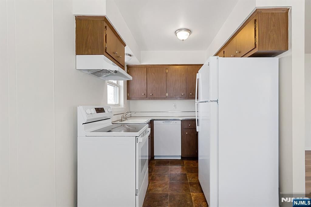 Property Photo: 145 Arnot Street 4B NJ 07644