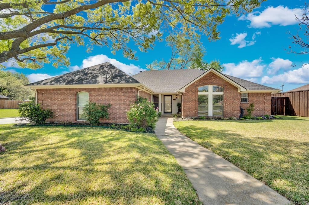Property Photo: 1501 Highland Drive TX 76063