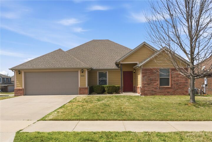 Property Photo:  906 SW Pure Globe Street  AR 72712 