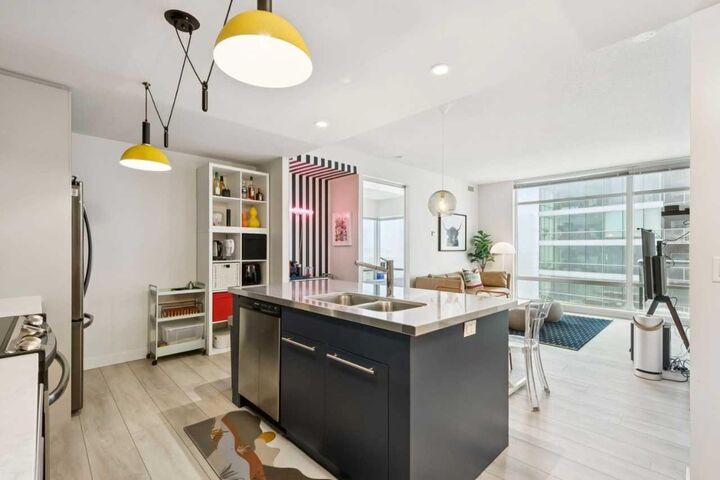 Property Photo: 215 13 Avenue SW 1401 AB T2R 0V6