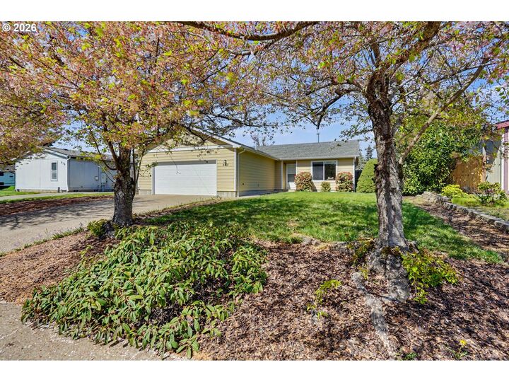 Property Photo: 550 SE Hankel St OR 97338