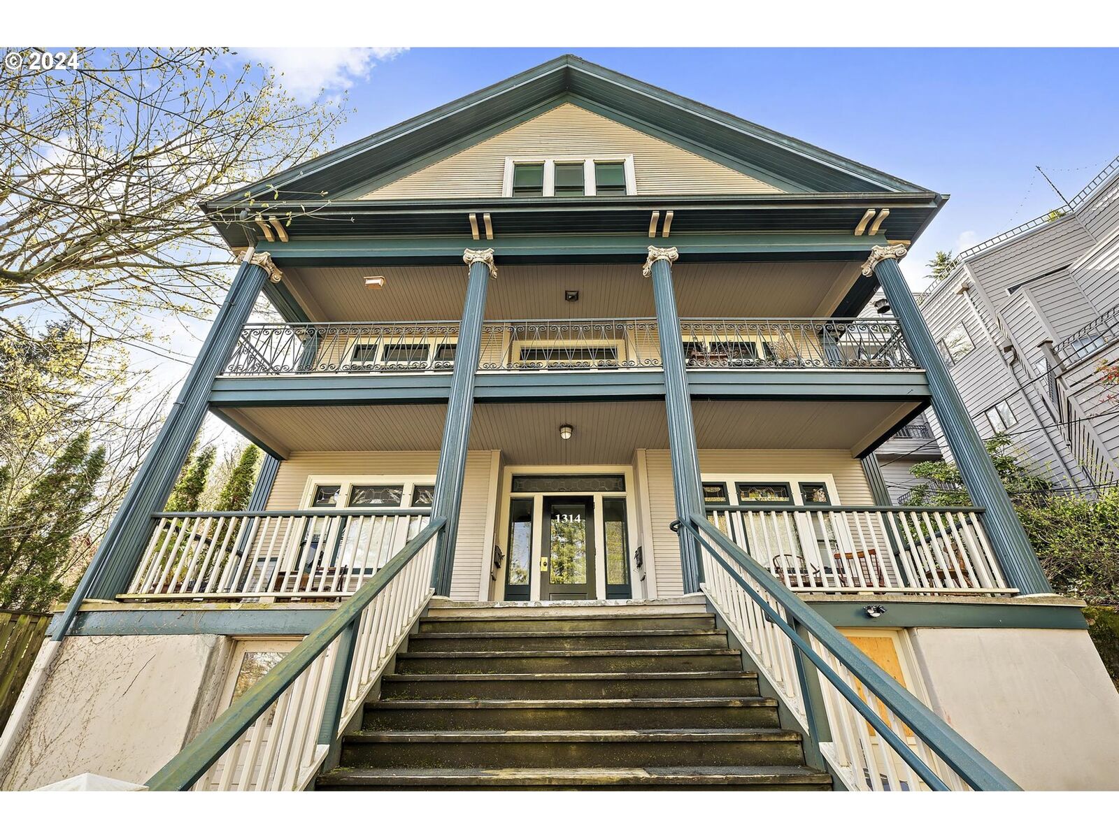 Property Photo: 1314 SW Hall St OR 97201