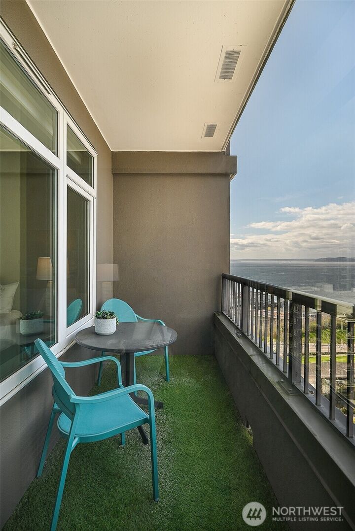 Property Photo:  2801  1st Avenue 1018  WA 98121 