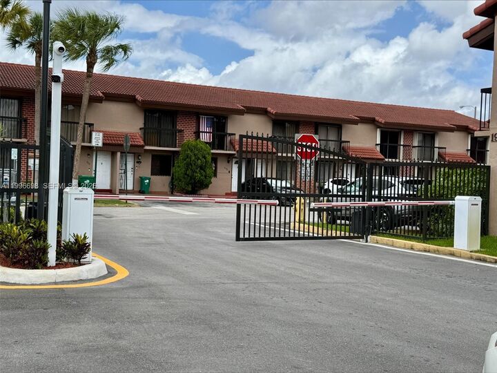 Property Photo: 1911 SW 107th Ave 1006 FL 33165