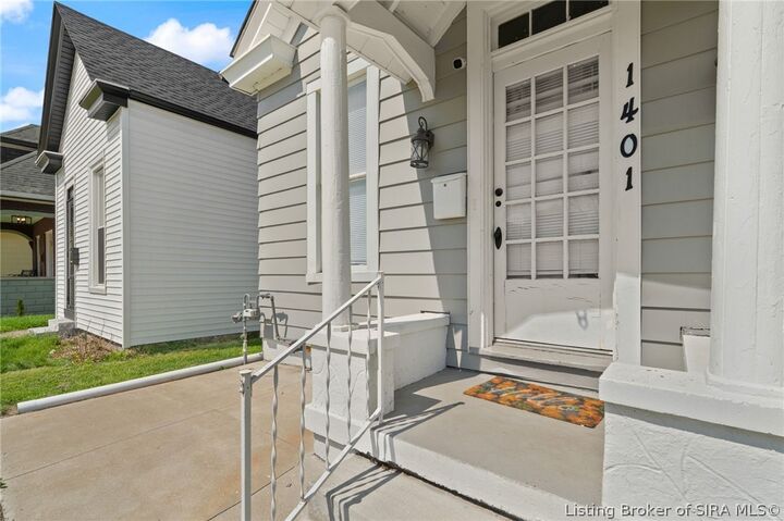 Property Photo:  1401 E Oak Street  IN 47150 
