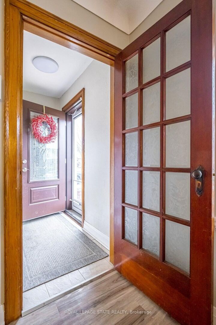 Property Photo:  143 Huxley Avenue S  ON L8K 2P9 