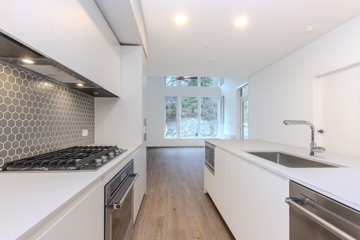 Property Photo: 1504 Scott Crescent 610 BC V8B 1G7