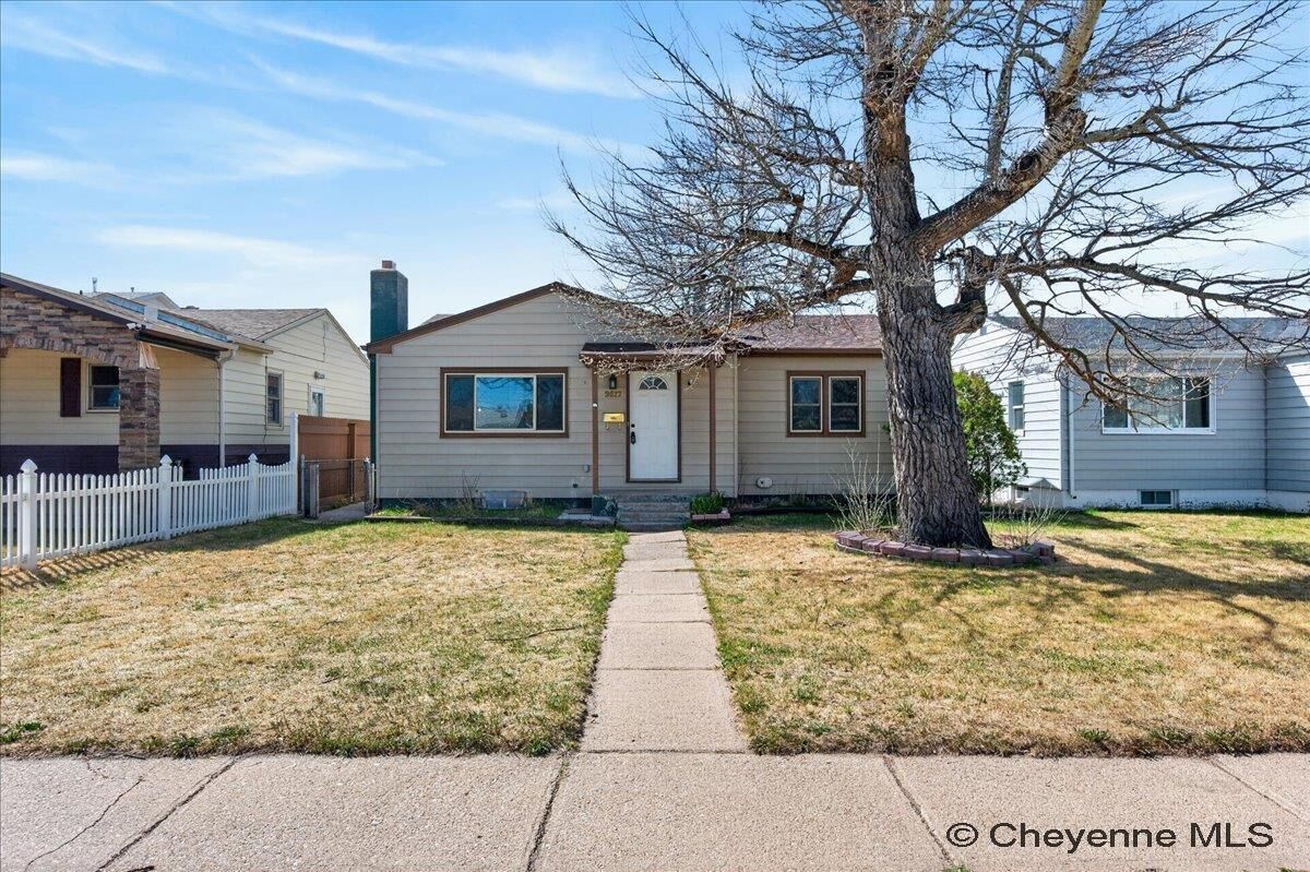 Property Photo:  2617 E 10th St  WY 82007 
