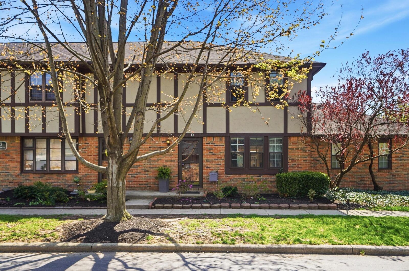 Property Photo:  673 Olde Towne Avenue  OH 43214 