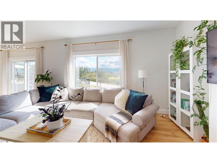 Property Photo: 825 Selkirk Drive BC V0B 1G3