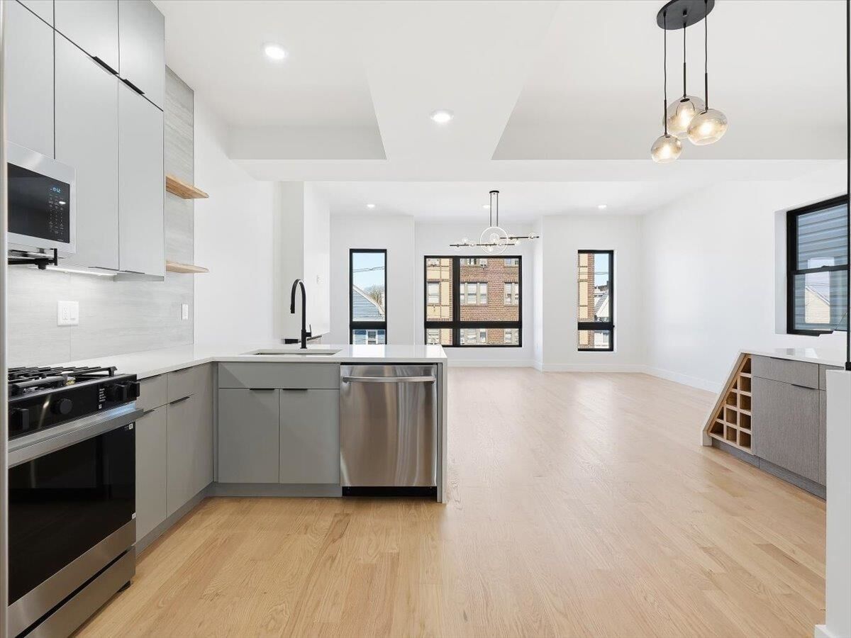 Property Photo:  81 Lexington Ave 2  NJ 07304 