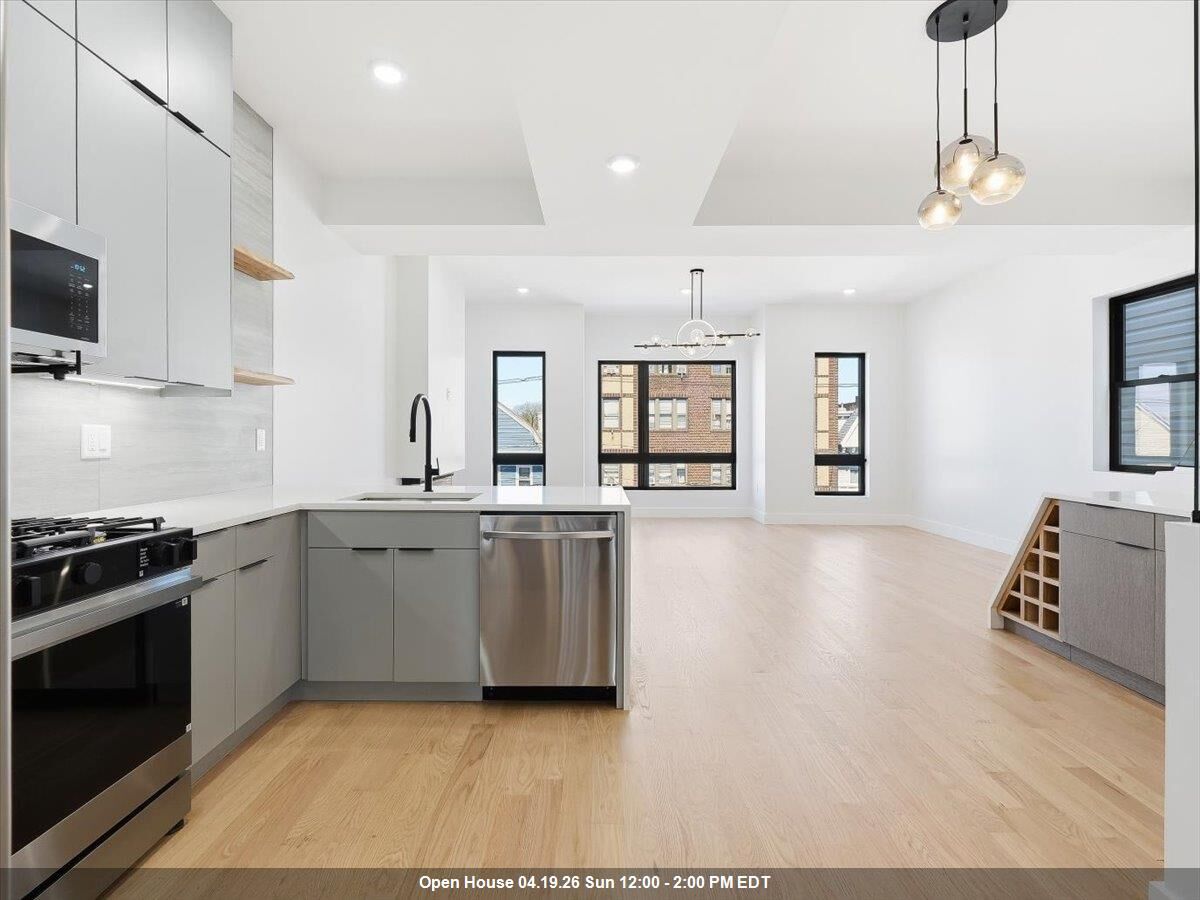 Property Photo:  81 Lexington Ave 2  NJ 07304 