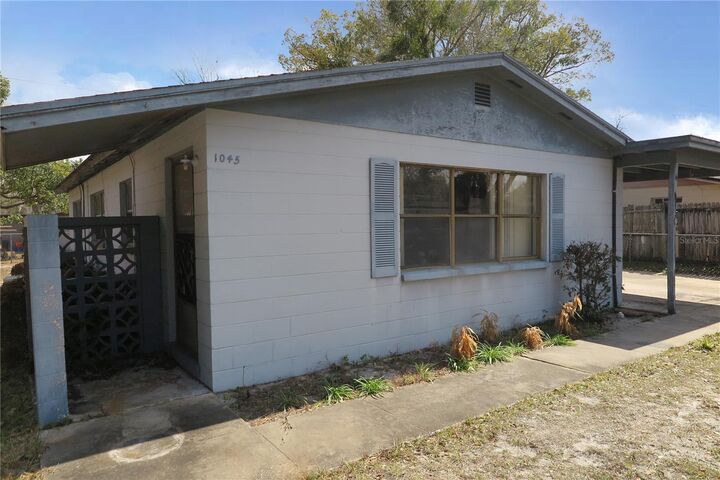 Property Photo: 1045 SE 19th Street FL 32641
