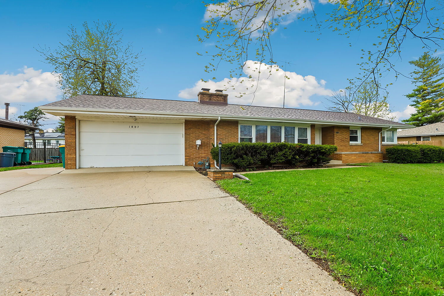Property Photo:  1807 Glenwood Avenue  IL 60435 