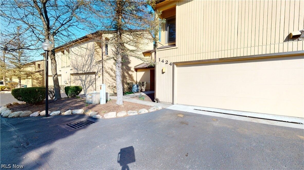 Property Photo: 1424 Loop Road OH 44240