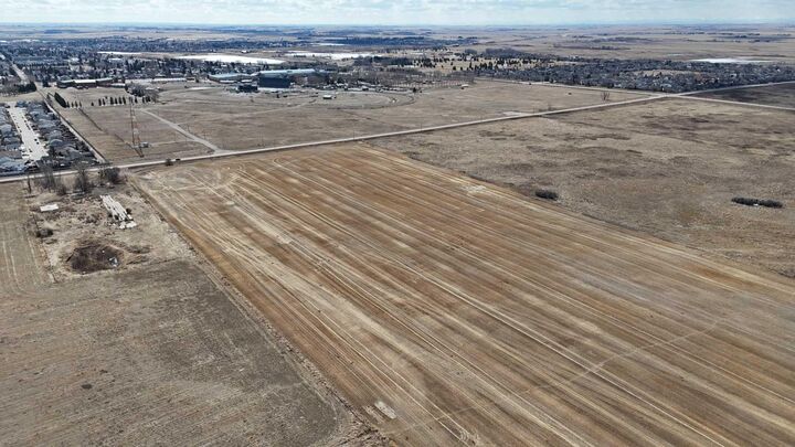 Property Photo:  4252426sw Township Road 244  AB T0J 1Y0 