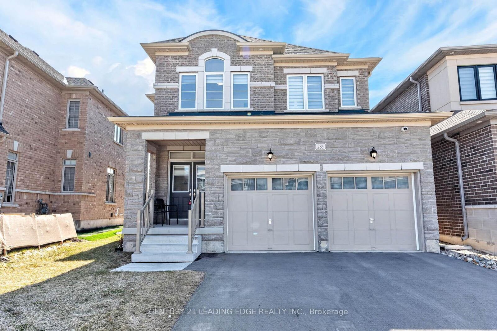 Photo de la propriété:  235 Ferragine Crescent  ON L3Z 4K1 