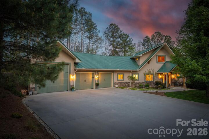 Property Photo: 2224 W Paradise Harbor Drive NC 28612