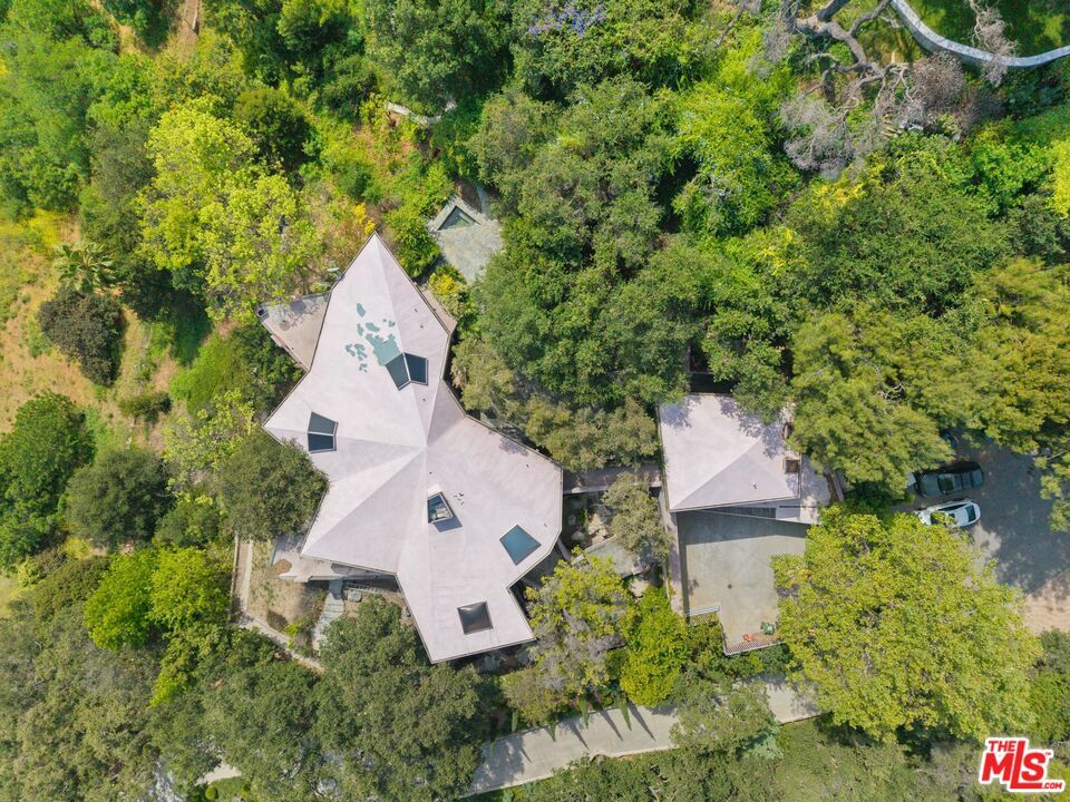 Property Photo:  13335 Mulholland Dr  CA 90210 