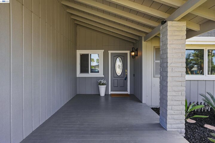 Property Photo:  5502 Drakes Ct  CA 94505 