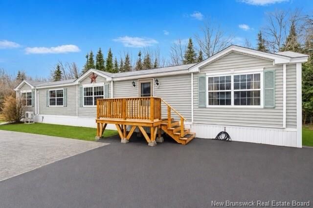 11 Wendy Crescent — photo 1