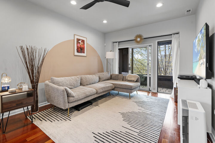 Property Photo:  3918 W Roscoe Street 2  IL 60618 