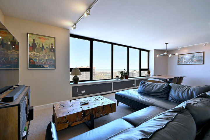 Property Photo:  3930 N Pine Grove Avenue 2501  IL 60613 