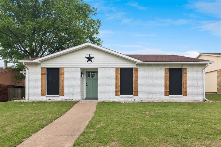 Property Photo: 7426 Cloverglen Drive TX 75249