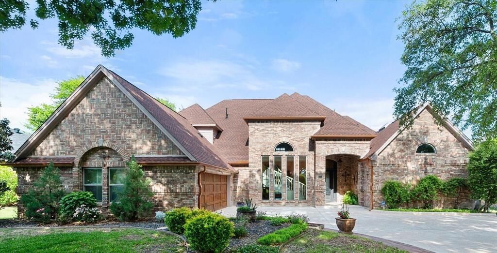 Property Photo:  814 Muirfield Drive  TX 76063 