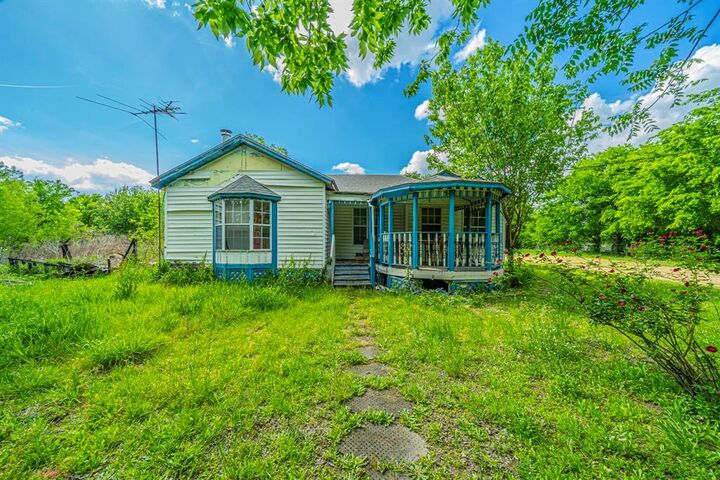 Property Photo:  1424 James Drive  TX 75142 