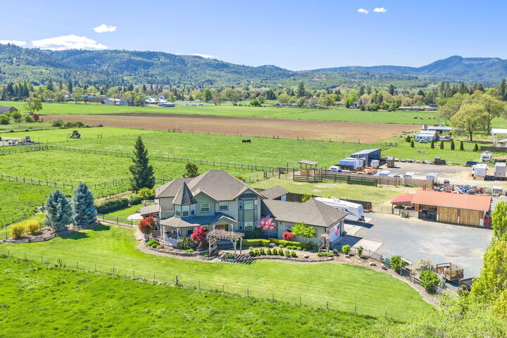 Property Photo:  826 Oak Grove Road  OR 97501 