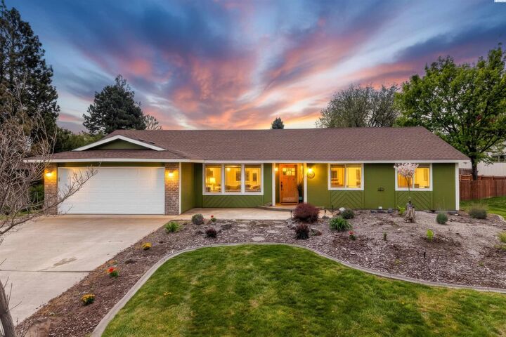 Property Photo:  233 Greenbriar W.  WA 99352 