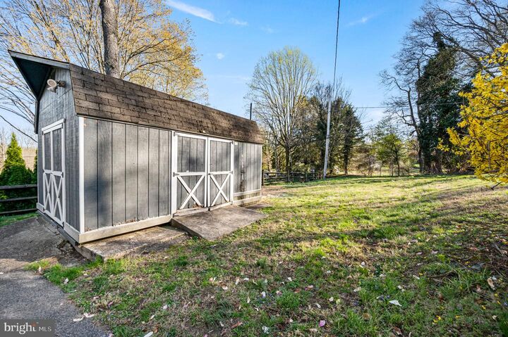 Property Photo:  319 Crestview Circle  PA 19063 