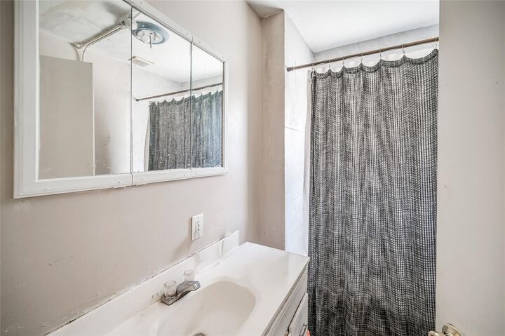 Property Photo:  1603 Airline Drive  TX 77009 