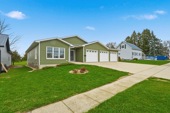 Property Photo:  303 S Chestnut Street  IA 52042 