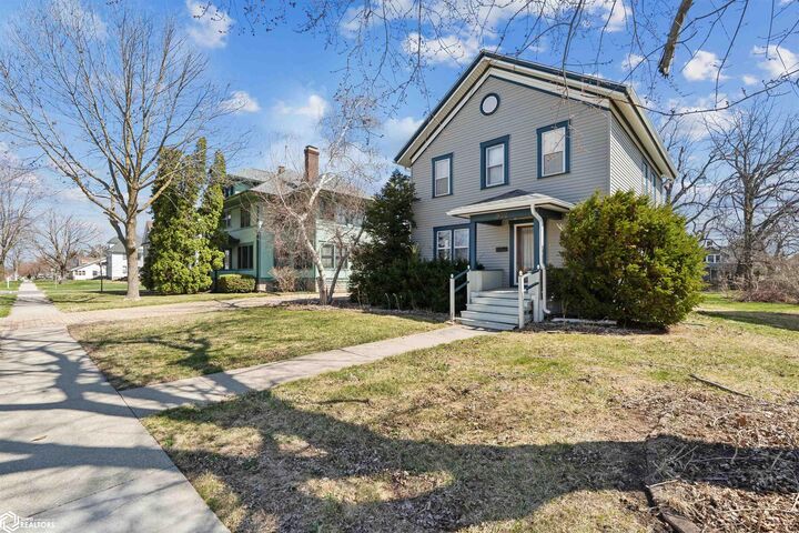 Property Photo:  932 East Street  IA 50112 