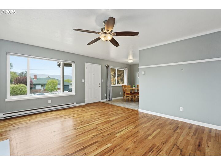 Property Photo:  1408 E 15th St  OR 97058 