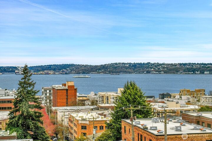 Property Photo:  912  3rd Avenue W 501  WA 98119 