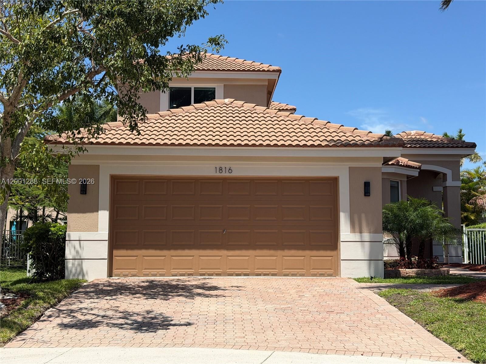 Property Photo: 1816 Aspen Ln FL 33327